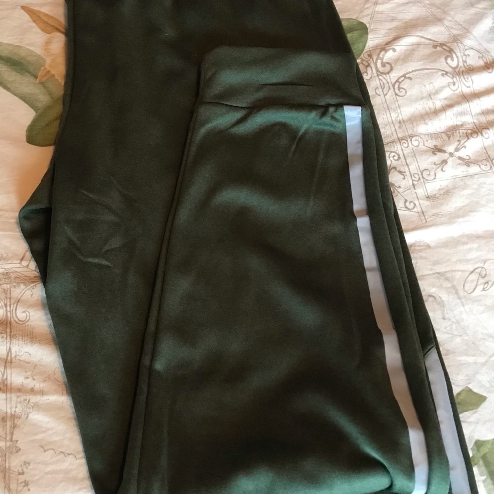 Very Comfortable Eddie Bauer Motion Joggers. Size L. Color: Rifle Green